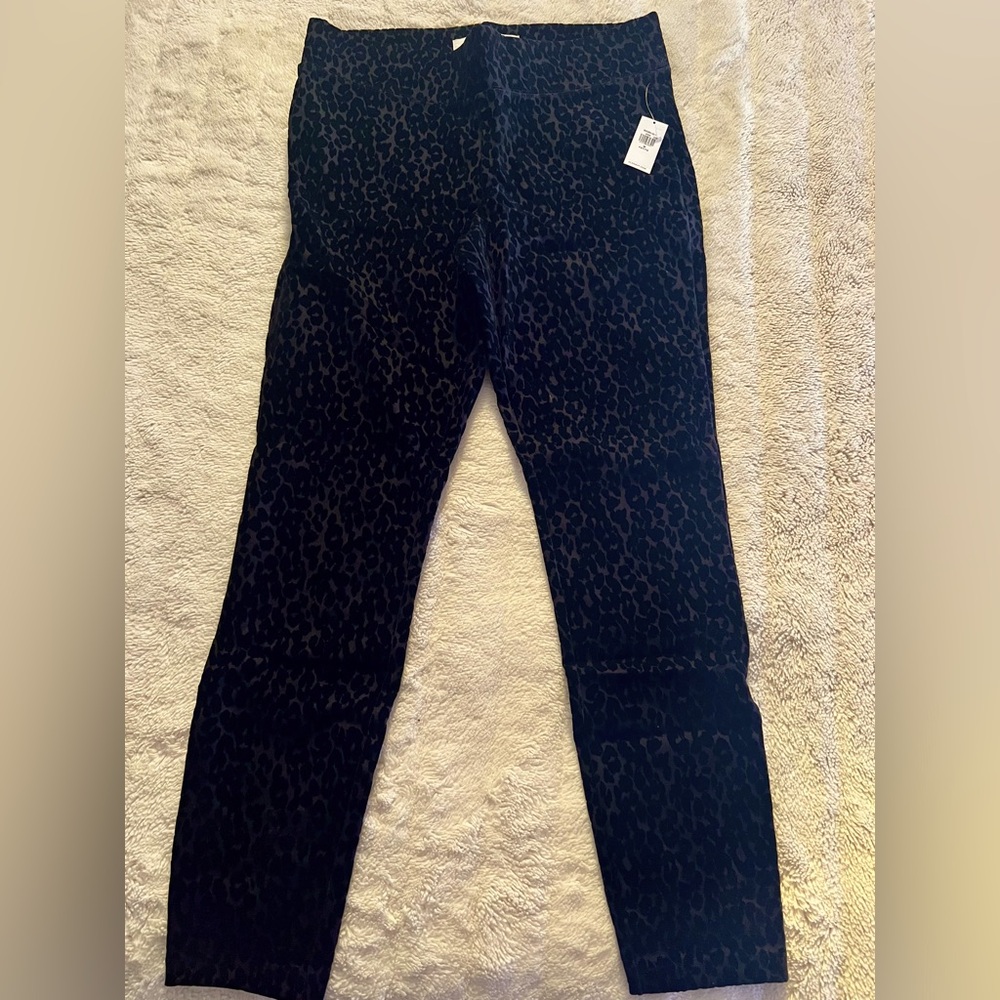 Old Navy STEVIE women’s pants size M. NWT NEVER WORN!